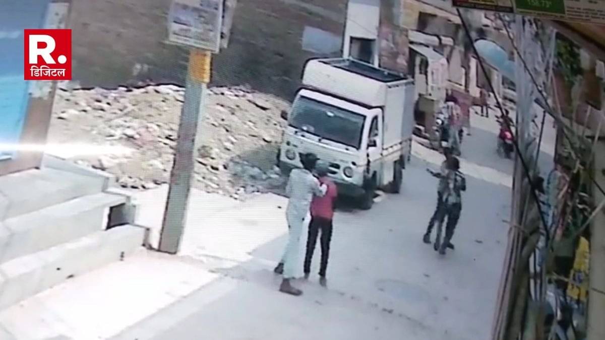 व्हिडिओः बुरारी, दिल्लीमध्ये, ब्रॉड डेलाइटमधील एक तरुण, चाकूने वार केला, सीसीटीव्हीमध्ये अडकला.