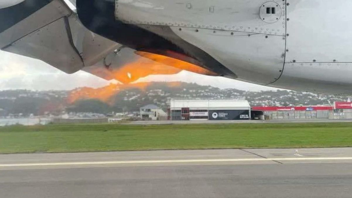 Air New Zealand flight Makes Emergency Landing at Wellington Airport Following Engine Fire | WATCH