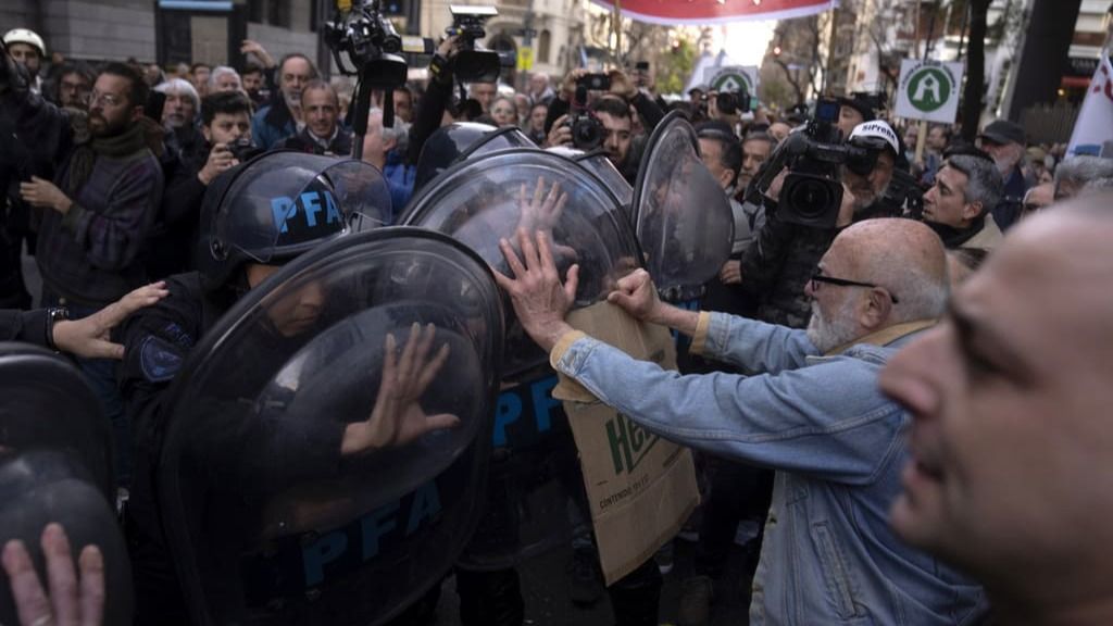 Argentine Retirees Take to Streets as President Mulls Veto on Pension Hike