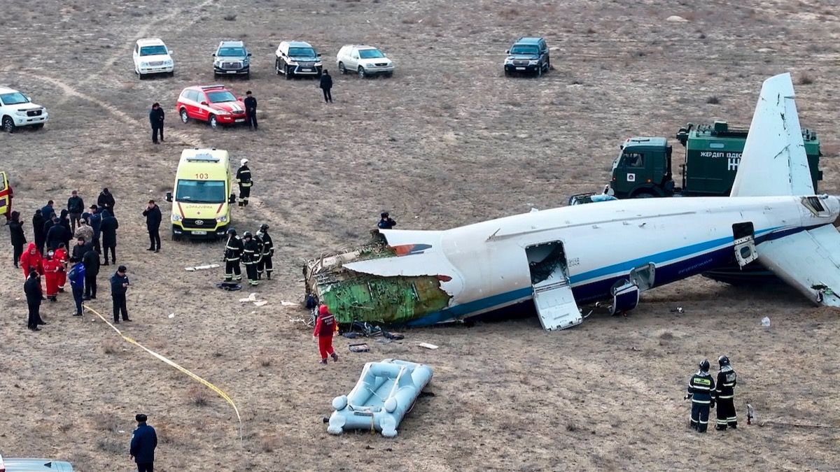 Aviation Experts Say Russia's Air Defense Fire Likely Caused Azerbaijan Plane Crash as Nation Mourns