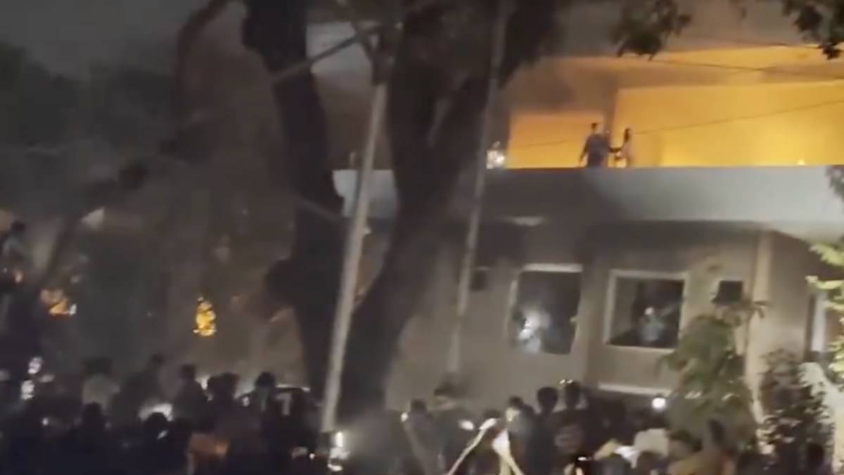 Sheikh Mujibur Rahman’s Memorial Set On Fire By Violent Mob in Dhaka | Video