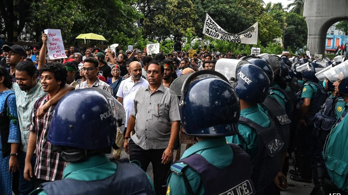 Bangladeshi Police End Strike After Interim Govt Assures to Fulfil Their Demand