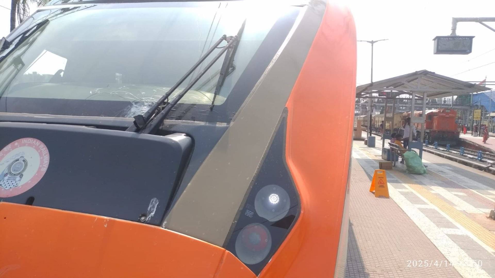 वांडे इंडियाचा शत्रू कोण आहे? भागलपूर ते कोलकाताकडे जाणा train ्या ट्रेनमध्ये दगडफेक करणे, खिडकीच्या काचेच्या क्रॅक; प्रवासी अरुंदपणे