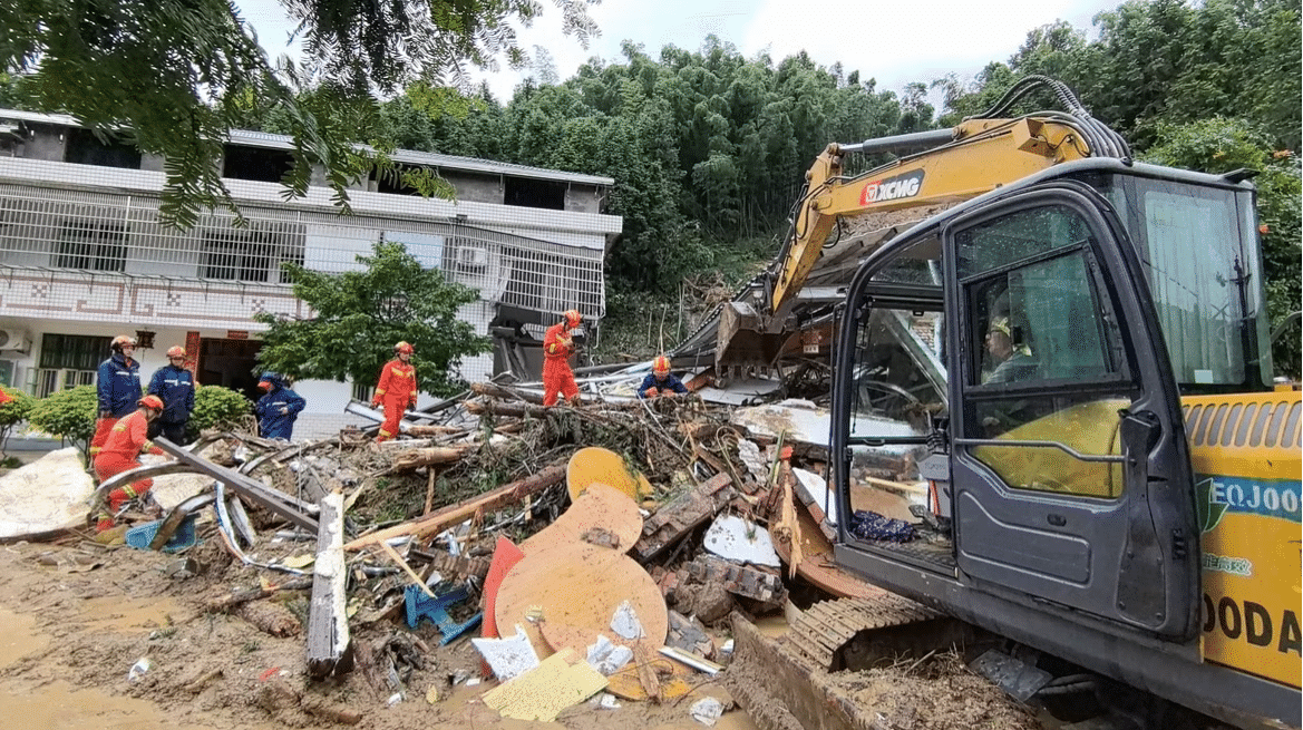 15 Killed, 6 Injured in Rain-Triggered Landslide in China