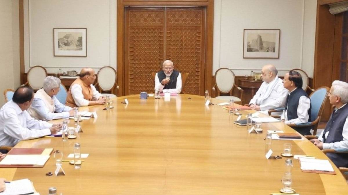 ‘दिल्ली स्फोटाला दहशतवादी घटना घोषित, मृतांच्या स्मरणार्थ 2 मिनिटे मौन…’, मंत्रिमंडळ बैठकीनंतर मोठा प्रश्न- ऑपरेशन सिंदूर 2.0 होणार का?