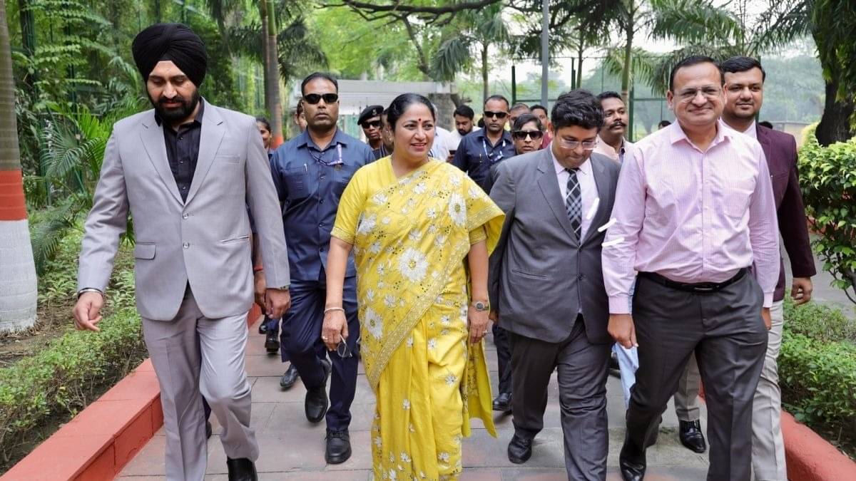 दिल्ली : दिल्ली सरकारमध्ये मोठे प्रशासकीय फेरबदल, आयएएससह या 16 अधिकाऱ्यांच्या बदल्या; कोणाला काय जबाबदारी मिळाली ते जाणून घ्या दिल्ली : दिल्ली सरकारमध्ये मोठे प्रशासकीय फेरबदल, आयएएससह या 16 अधिकाऱ्यांच्या बदल्या; कोणाला काय जबाबदारी मिळाली ते जाणून घ्या