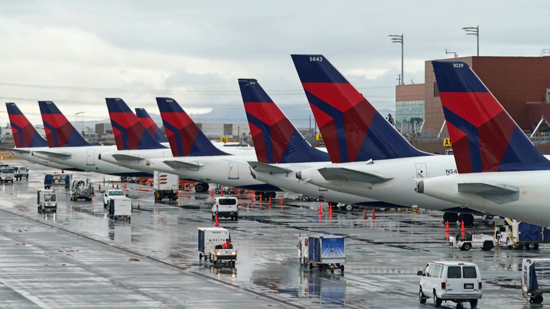 FAA Probes Delta Flight After Passengers Suffer Bloody Noses, Ears from Pressure Issue