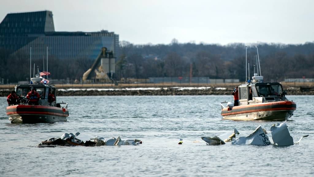 Divers Returning to Potomac River for DC Midair Plane Crash Recovery and Investigation