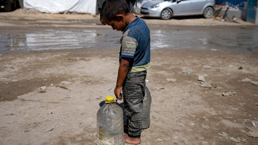 Hungry Palestinians In Northern Gaza Search For Food