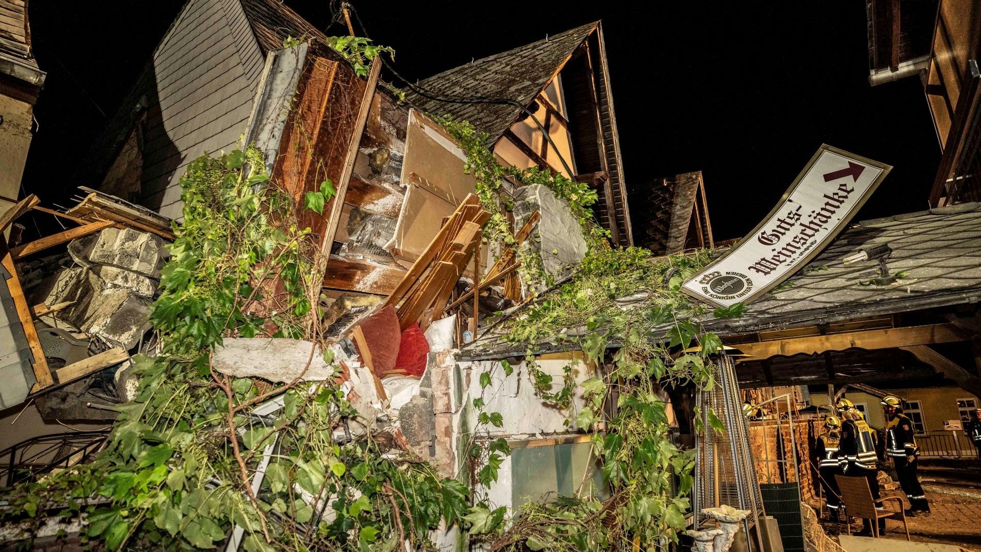 2 Dead, Several Trapped as Part of Germany Hotel in Mosel River Collapses