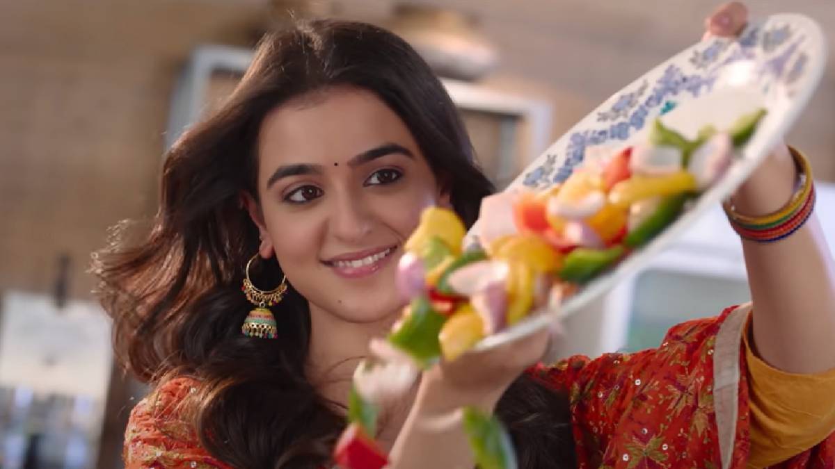 Heer Express Review: दर्शकों को हंसाने आई हीर एक्सप्रेस, ट्विस्ट एंड टर्न के साथ मिलेगा कॉमेडी का जबरदस्त डोज