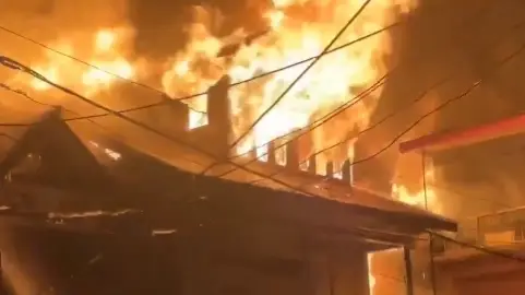 ब्रेकिंग: जम्मू -काश्मीरच्या शॉपियनमध्ये आग लागलेल्या आगीत अनेक घरे आणि दुकानेही सकाळी अडकली; घाबरलेले लोक