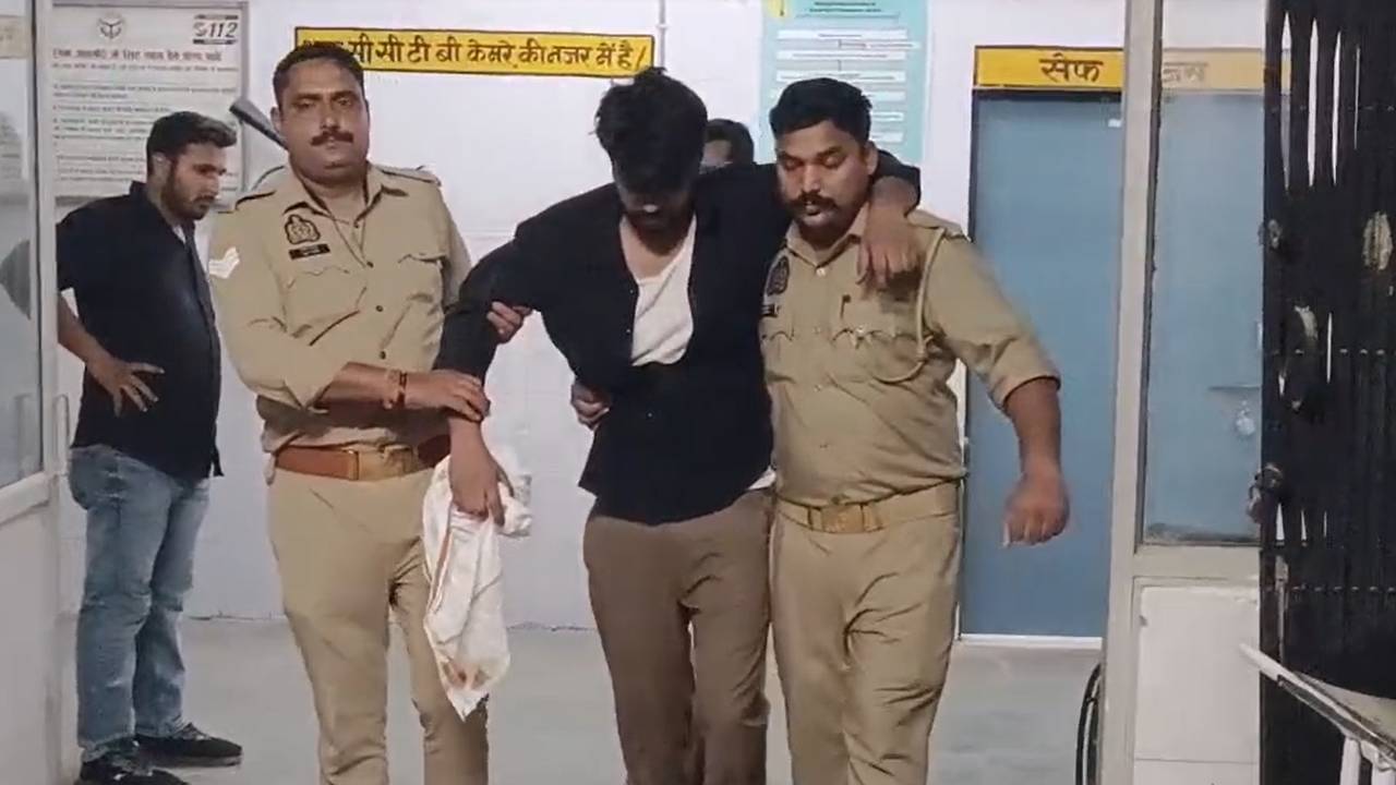 सौदी अरेबियामधून परत आलेल्या काही युवकांनी बनावट अधिकारी म्हणून अपहरण केले आणि हे सुस्राटकांना सोने आणले आहे; ही घटना चित्रपटाच्या कथेपेक्षा कमी नाही