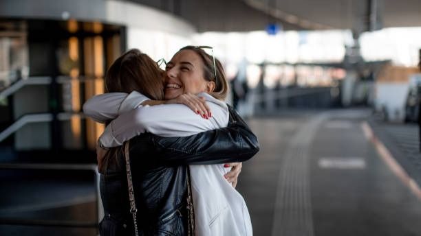 Goodbye on a Deadline: New Zealand Airport Limits Farewell Hugs to 3 Minutes