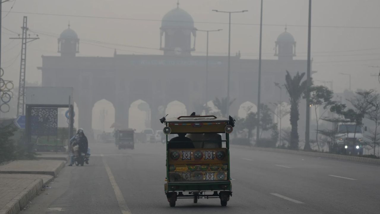 Pakistan’s AQI Crosses 2100, Punjab Province Shuts Schools, Amusement Parks