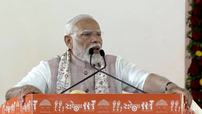 एसपीचा व्यंग: पंतप्रधान मॉरिशसहून परत येताच मणिपूरला जातात