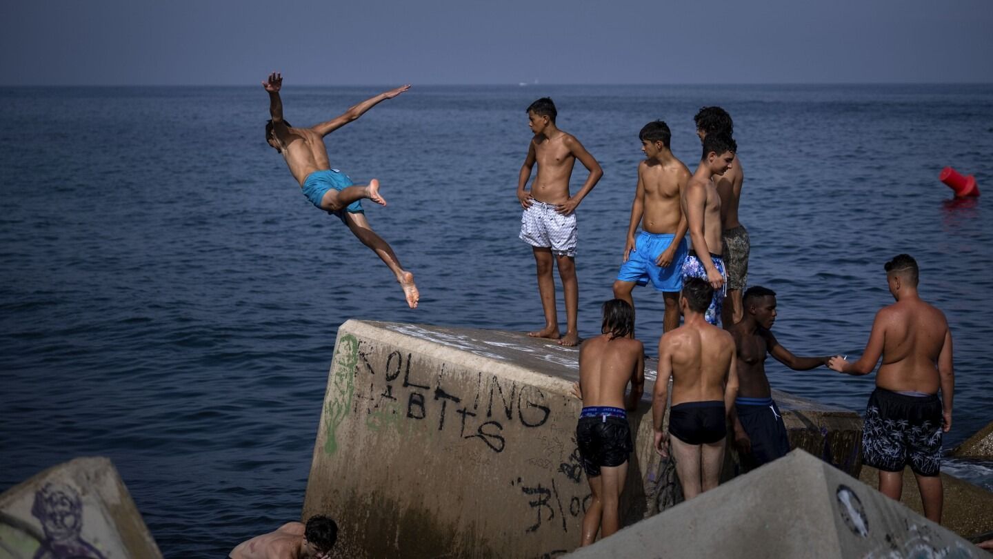 Spain sweats under its first official heatwave of the year