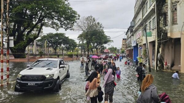 3 Dead And Over 90,000 Displaced As Malaysia Prepares For Its Worst Floods In A Decade