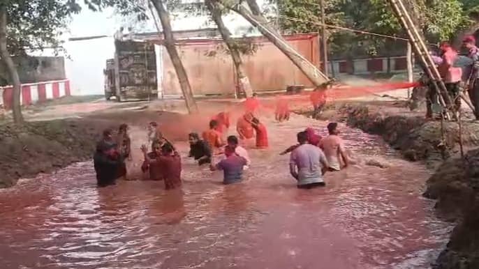 प्रथम परिस्थिती हाताळली गेली, आता सांभाल पोलिसांनी होळी साजरा केला … को अनुज चौधरी यांनी रंगही वाजविला, तलावाच्या व्हिडिओमध्ये जोरात संगीतावर बरेच नृत्य केले.