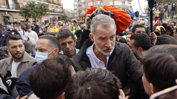 Spain’s King Felipe VI Confronted By Mud-Hurling Angry Flood Survivors In Paiporta | VIDEO