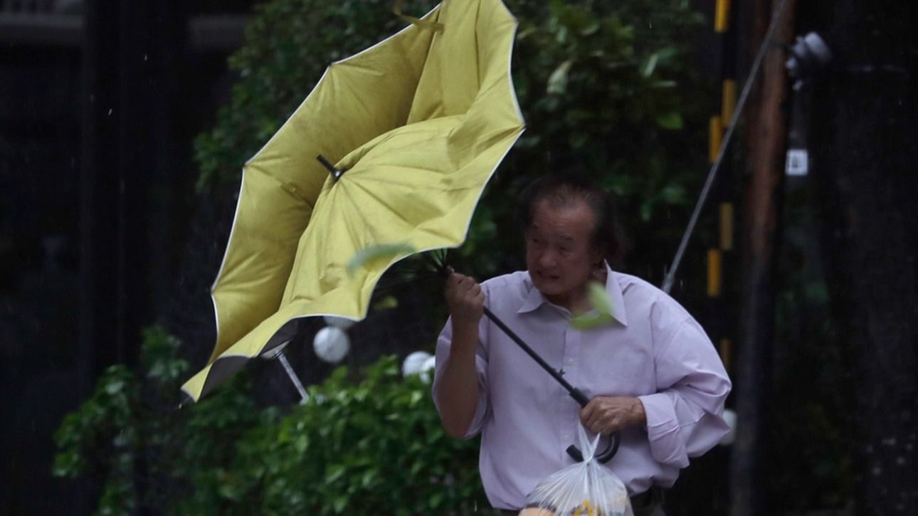 Taiwan Closes Schools and Offices as Typhoon Kong-rey Approaches