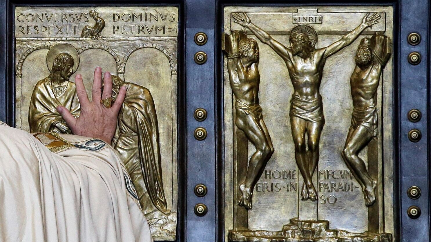 Pilgrims Traverse Vatican Holy Door as Christmas Marks the Start of the 2025 Holy Year