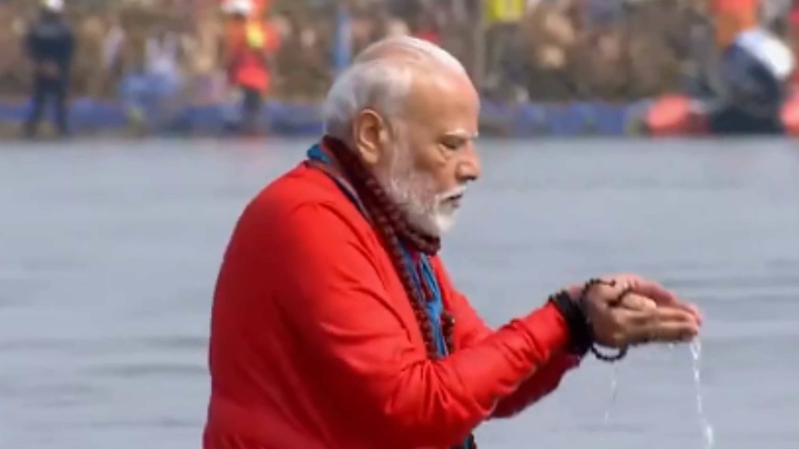 watch pm modi takes holy dip at triveni sangam during maha kumbh visit 1738734965286 16 9