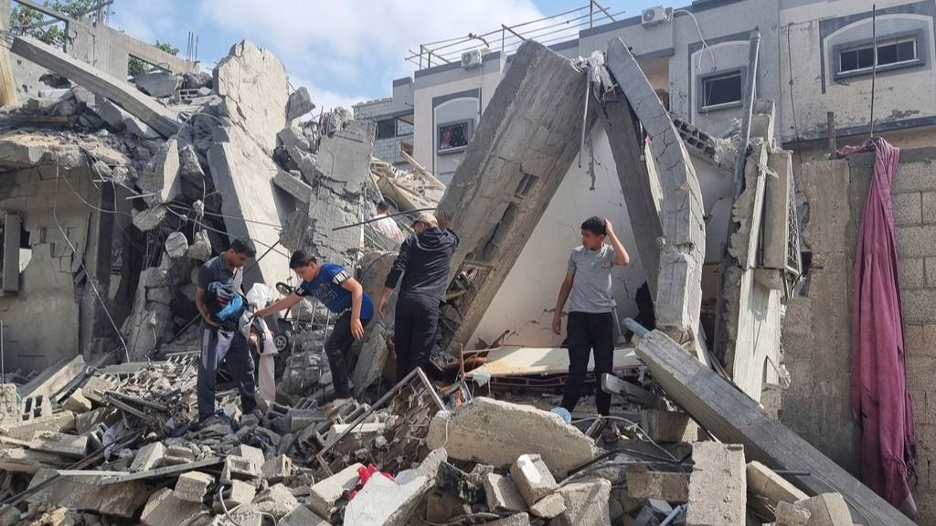 25 Killed in Israeli Airstrike on School-Turned-Shelter in Southern Gaza, Medical Facilities Shut