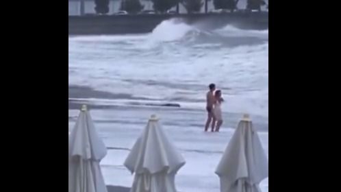 Shocking Video: Young Woman Swept to Sea in Sochi as Boyfriend’s Rescue Attempt Fails