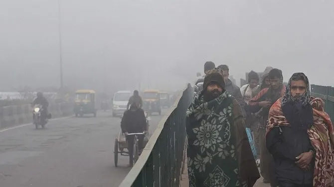 Locals Feel the Chill as Temperatures Drop Across North India