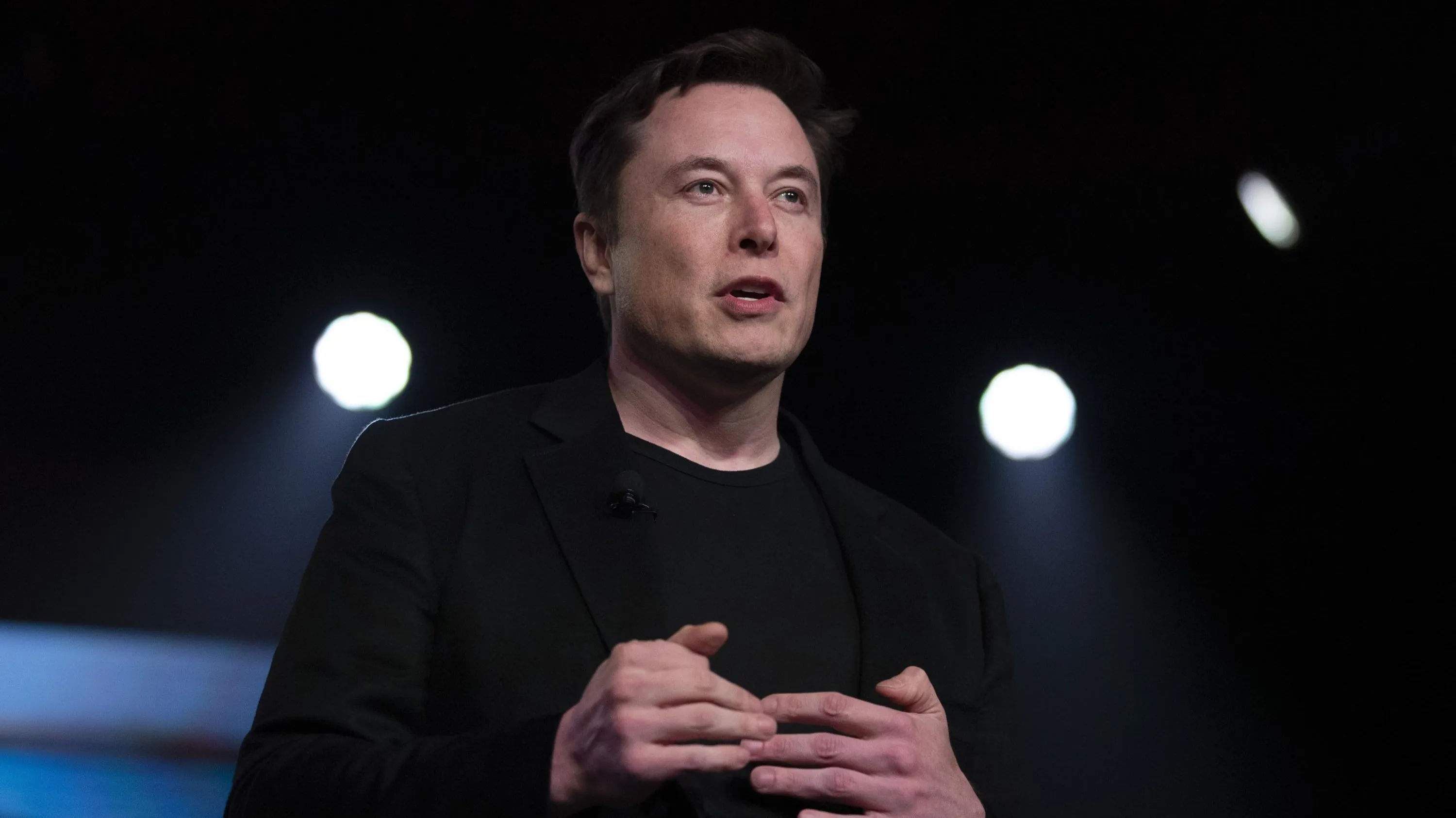 Why Elon Musk is Threatening to Ban Apple Devices?