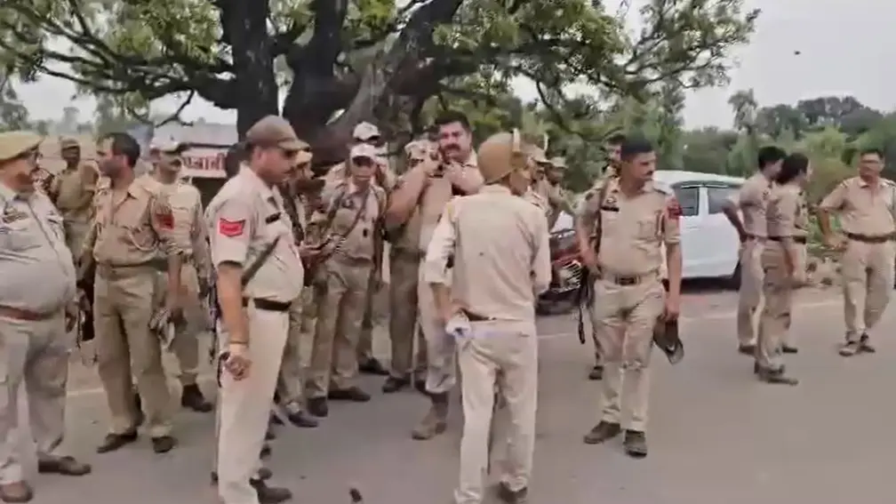 BREAKING: 5 Cops Injured as Locals Hurl Stones During Anti-Encroachment Drive in J&K's Kathua 5 Cops Injured as Locals Hurl Stones During Anti-Encroachment Drive in J&K's Kathua