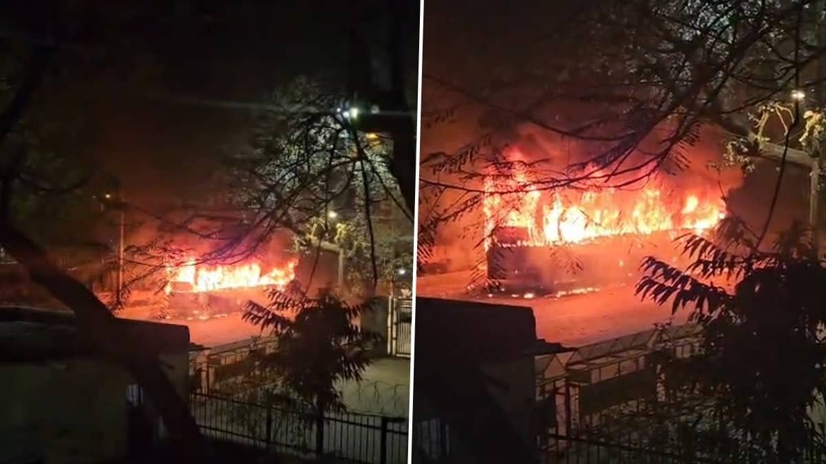 1 Dead After Bus Catches Fire in Delhi’s Vikaspuri, Incense Stick to Ward Off Mosquitoes May Have Triggered Blaze 