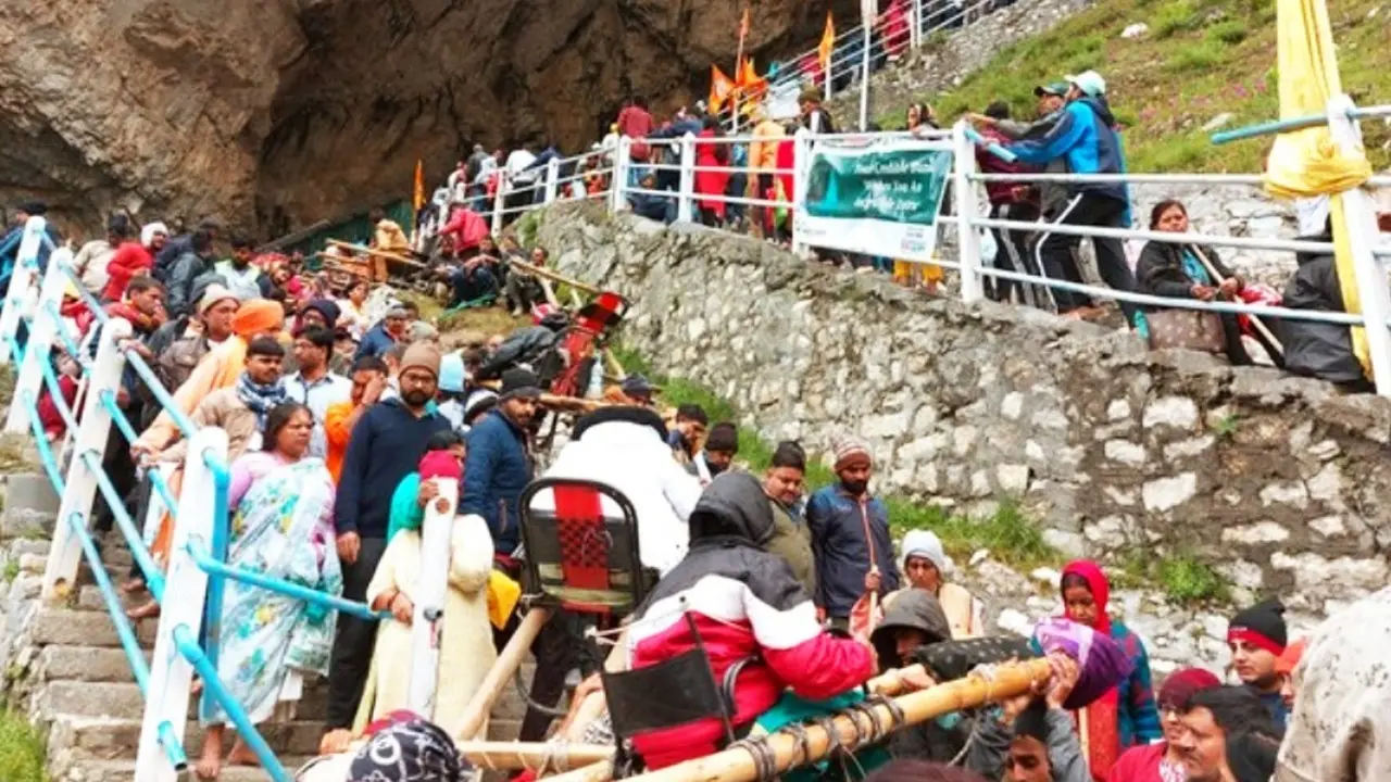 10 Amarnath Yatra Pilgrims Injured in Accident After Two Buses Collide in Jammu and Kashmir's Kulgam 10 Amarnath Yatra pilgrims injured in bus accident in J-K's Kulgam