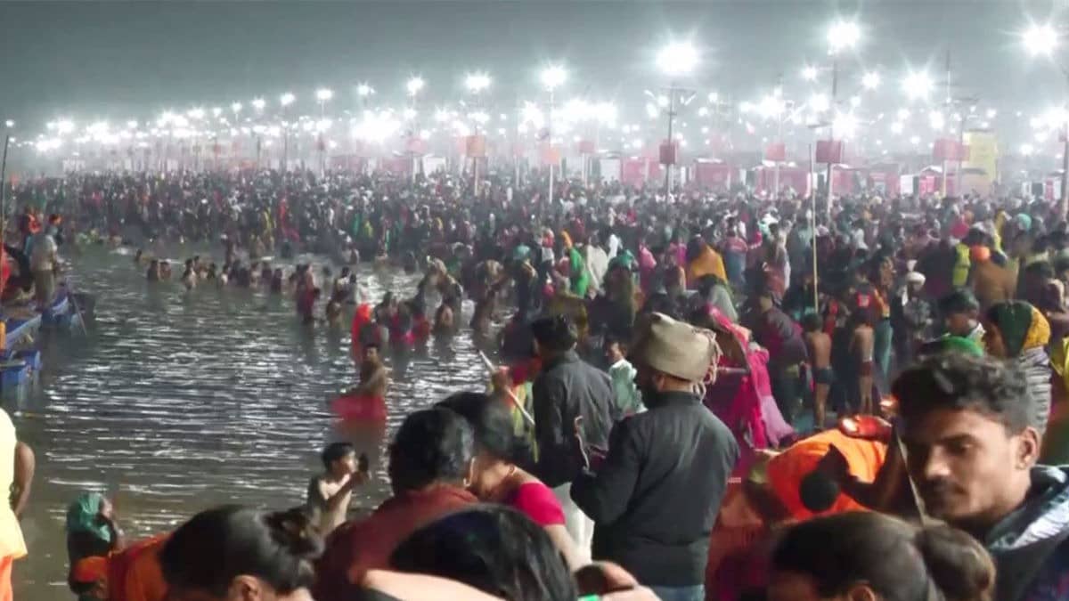 10 Lakh Devotees Take Holy Dip on Mahashivaratri at Sangam Ghats in Prayagraj