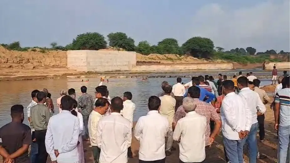 Gujarat: 10 People Drown In Gandhinagar's Meshwo River During Ganesh Idol Immersion, Search Underway 10 people drown in river in Gujarat's Gandhinagar