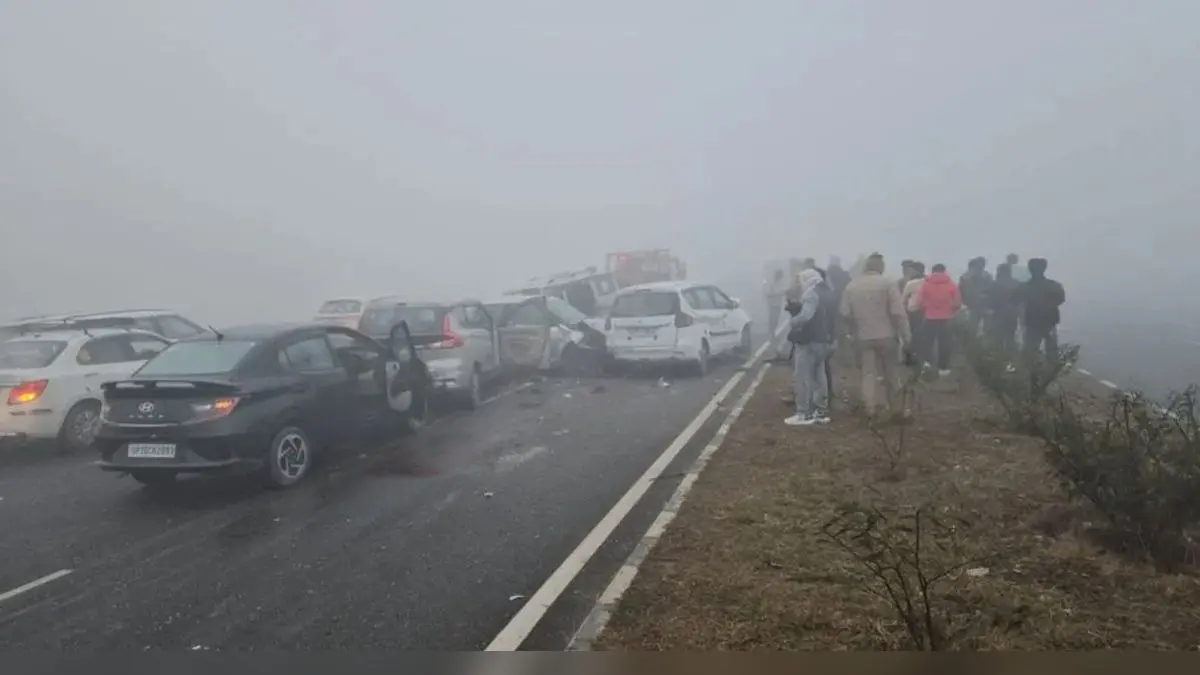 Dense Fog Triggers Multi‑Vehicle Pile‑Up On Lucknow‑Delhi National Highway, 12 Injured Dense Fog Triggers Multi‑Vehicle Pile‑Up On Lucknow‑Delhi National Highway, 12 Injured