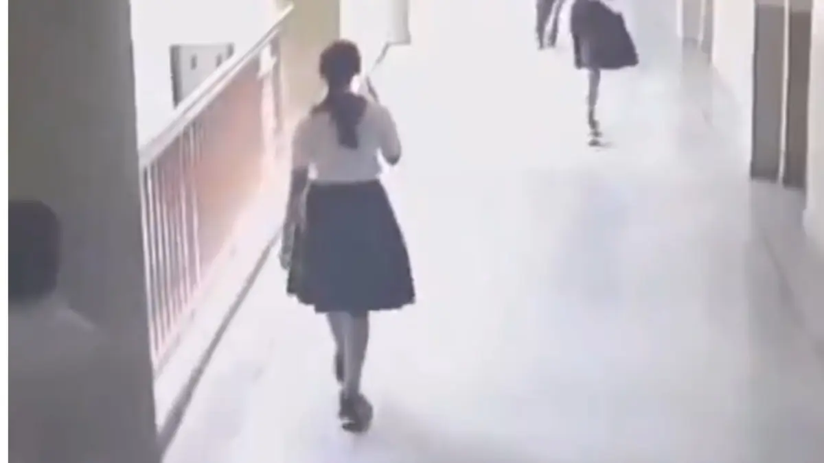 Class 10 Girl, Swirling Key Chain, Suddenly Jumps To Death From School Building During Recess, Fellow Students Rush In Panic, Video Surfaces 16-Year-Old Schoolgirl Jumps Off Building, CCTV Footage Surfaces