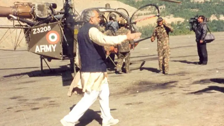 Kargil Vijay Diwas: वॉर के बीच जवानों से नरेंद्र मोदी ने की थी मुलाकात, 1999 की वो तस्वीर वायरल 1999: Narendra Modi met soldiers in Kargil