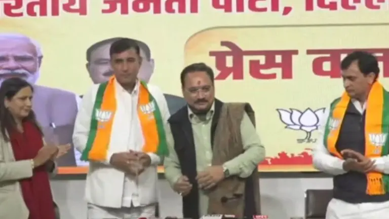 2 AAP councillors join BJP ahead of Delhi polls