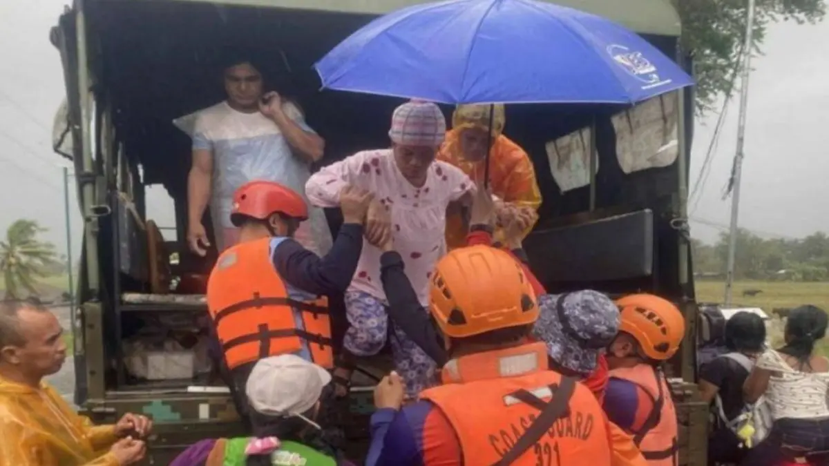 2 Dead, 1.4 Million Displaced as Typhoon Fung-Wong Batters Philippines 2 Dead, 1.4 Million Displaced as Typhoon Fung-Wong Batters Philippines