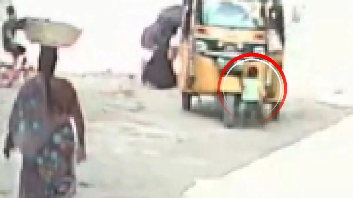 Tamil Nadu Horror: Rickshaw Runs Over Toddler in Ramanathapuram, Heart-Wrenching Video 2 Year Old Dies After Auto Hits Toddler in Ramanathapuram