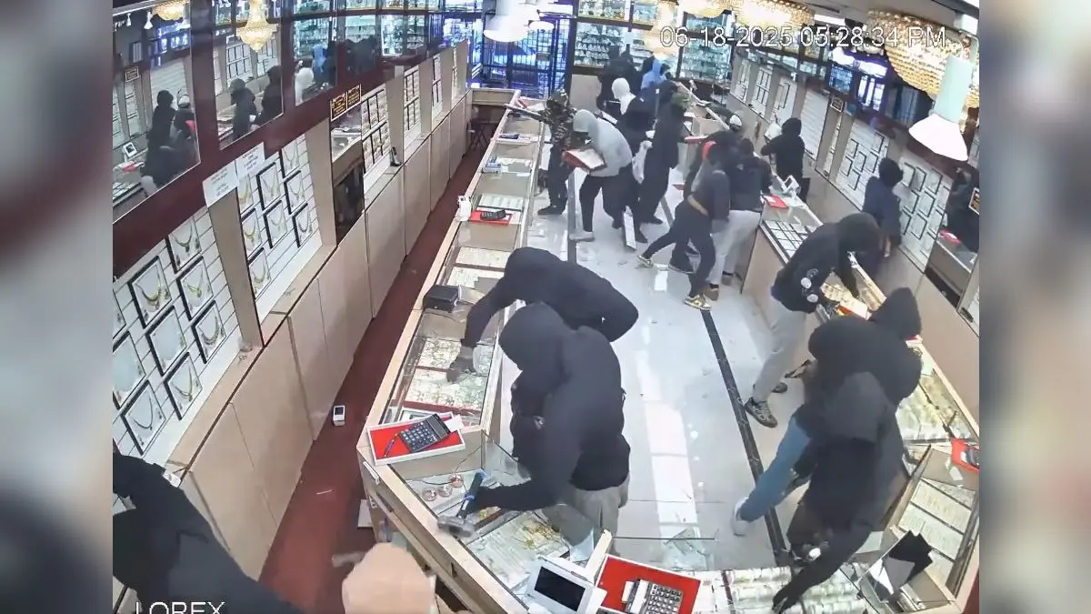 70 Seconds, $1.7 Million: CCTV Shows Masked Thugs Looting Jewellery At Indian's Shop In US 70 Seconds, $1.7 Million: CCTV Shows Masked Thugs Looting Jewellery At Indian's Shop In US