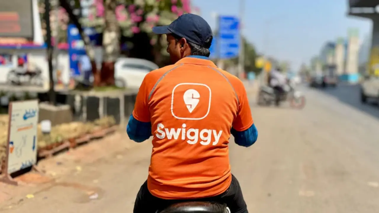 ऑनलाइन खाना मंगाना अब होगा महंगा, Zomato के बाद Swiggy ने भी बढ़ाई प्लेटफॉर्म फीस, अब कितना देना होगा चार्ज? After Zomato now Swiggy hikes platform fees