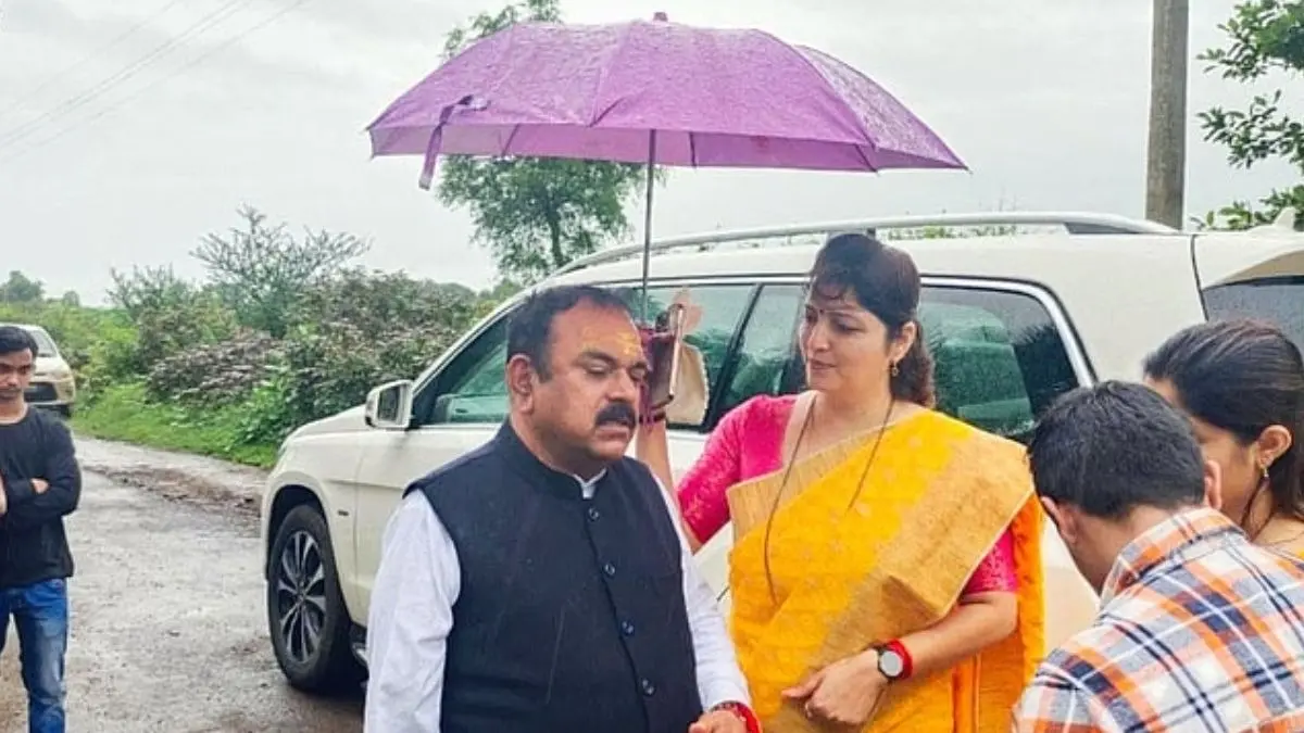 परत-दर-परत खुल रही ढोंगी अशोक खरात की पोल, ‘बाबा कांड’ में घिरी रुपाली चाकणकर का महिला आयोग अध्यक्ष के बाद एक और पद से इस्तीफा Ashok Kharat/ Rupali Chakankar/ NCP/ Maharashtra Women Commission Chairmanship