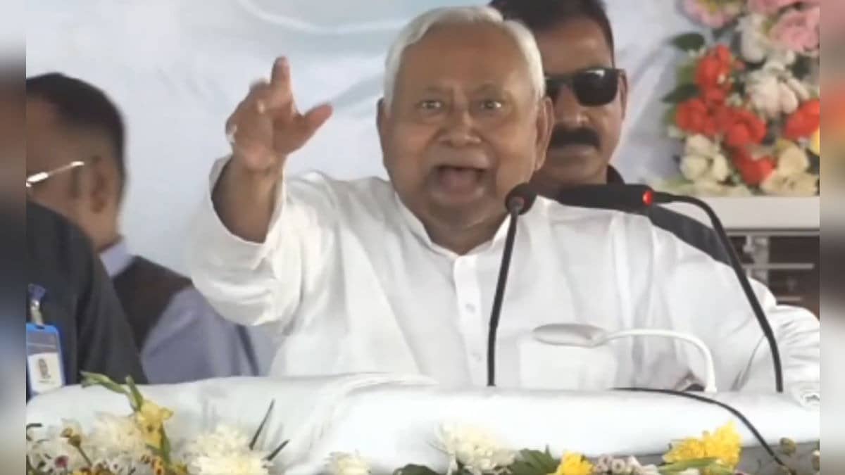 'Bhaag Rahi Hai!': Bihar CM Nitish Kumar Calls Out Women For Leaving Venue During His Speech 
