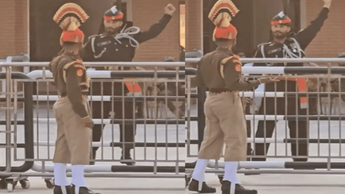 BSF Soldier Mocks Pakistan Ranger at Wagah Border, Video Goes Viral | WATCH BSF Soldier Mocks Pakistan Ranger at Wagah Border, Video Goes Viral | WATCH