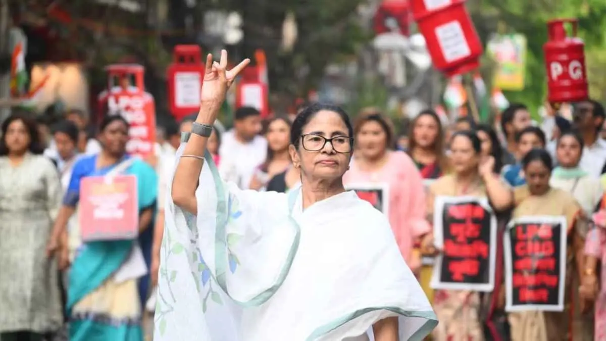 'Come Attack My House, We Know How To Resist': Mamata Fumes at BJP in Kolkata LPG Rally 'Come Attack My House, We Know How To Resist': Mamata Fumes at BJP in Kolkata LPG Rally