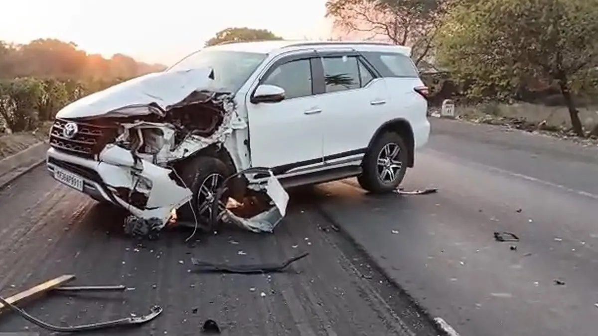 New Delhi: Speeding Car Hits Autorickshaw Near Asita Park; Leaves Driver and Two Children Injured New Delhi: Speeding Car Hits Autorickshaw Near Asita Park; Leaves Driver and Two Children Injured