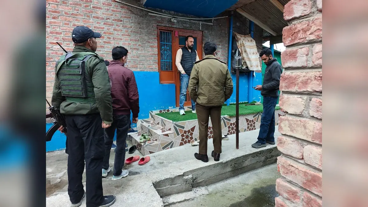 Counter Intelligence Wing Cracks LeT Module in Kashmir, Seizes Digital Evidence in 10 Raids Counter Intelligence Wing Cracks LeT Module in Kashmir, Seizes Digital Evidence in 10 Raids